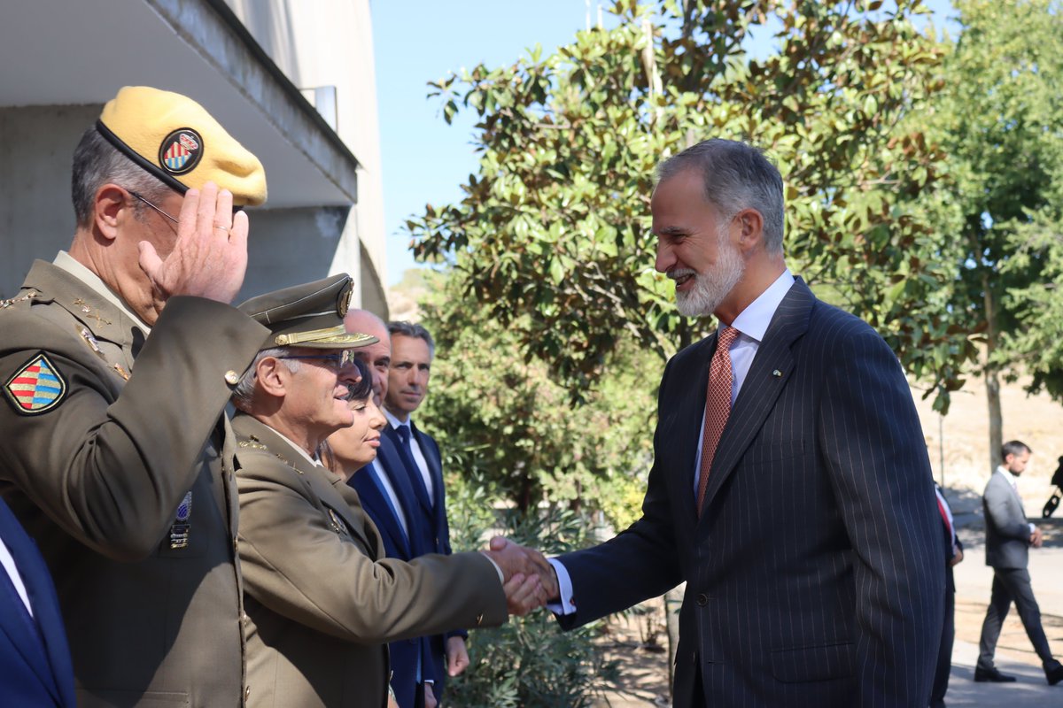 proteccioncivil's tweet photo. S.M. El Rey preside a la apertura del curso académico 2026-2027 de la Escuela Nacional de Protección Civil con motivo de la rehabilitación de sus instalaciones

Está acompañado en este acto por:

🔸Fernando Grande-Marlaska, ministro de @interiorgob 

🔹@franmartagui, delegado del Gobierno en @DGobiernoMadrid

🔸@AidaCast, alcaldesa de @AytoRivas

🔹@VirBarcones, secretaria general de @proteccioncivil

🔸Susana Crisóstomo, subsecretaria de @interiorgob

🔹Francisco Pardo, director general de @policia

🔸@MercedesDS21, directora general de @guardiacivil

🔹Francisco Javier Marcos, jefe de la @UMEgob

🔸@CarlosNovilloPi, consejero de @MAmbienteCM de la @ComunidadMadrid

🔸Benjamín Salvago, director general de @proteccioncivil

🔹Enrique Cobo, director de la Escuela Nacional de @proteccioncivil