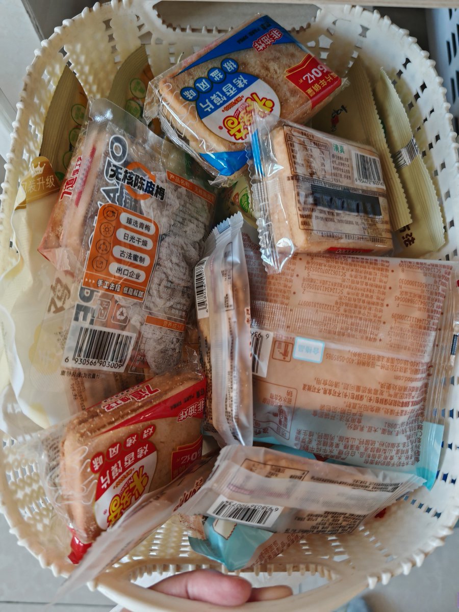 xXWolfsTraeneXx's tweet photo. Just folded the last load of laundry for the whole week—now I can finally curl up with my favorite snack https://t.co/Lvn8oDByMR