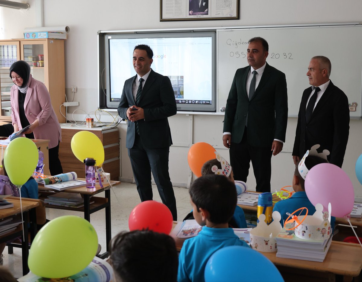 Kalecikilcemem's tweet photo. 📌 2026-2027 eğitim öğretim yılının ilk gününde Kaymakamımız Sayın Melih AYDOĞAN ve İlçe Millî Eğitim Müdürümüz Sayın Emrah GÜNDÜZ, Ahiler İlkokulunu ziyaret ederek öğretmen ve öğrencilerimizle bir araya geldi. 
Yeni eğitim yılında tüm eğitim camiamıza başarılar diliyoruz. 📚✨ https://t.co/WVYKDr1bf2
