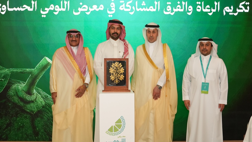 ahsachamber's tweet photo. @alyaseenagri @Kinzabev @rnf_saudi @VioraElite @aahf_sa @darbasma_sa @KFUniversity @SARSaudiRailway @mediasrca @tatweerbuilding تكريم شركة الهاجري لما وراء البحار @AHO_KSA_ لمشاركتها في #معرض_اللومي_الحساوي_2026، تقديرًا لشراكتها وحضورها الفاعل في المعرض. https://t.co/CkeNnYYwHa