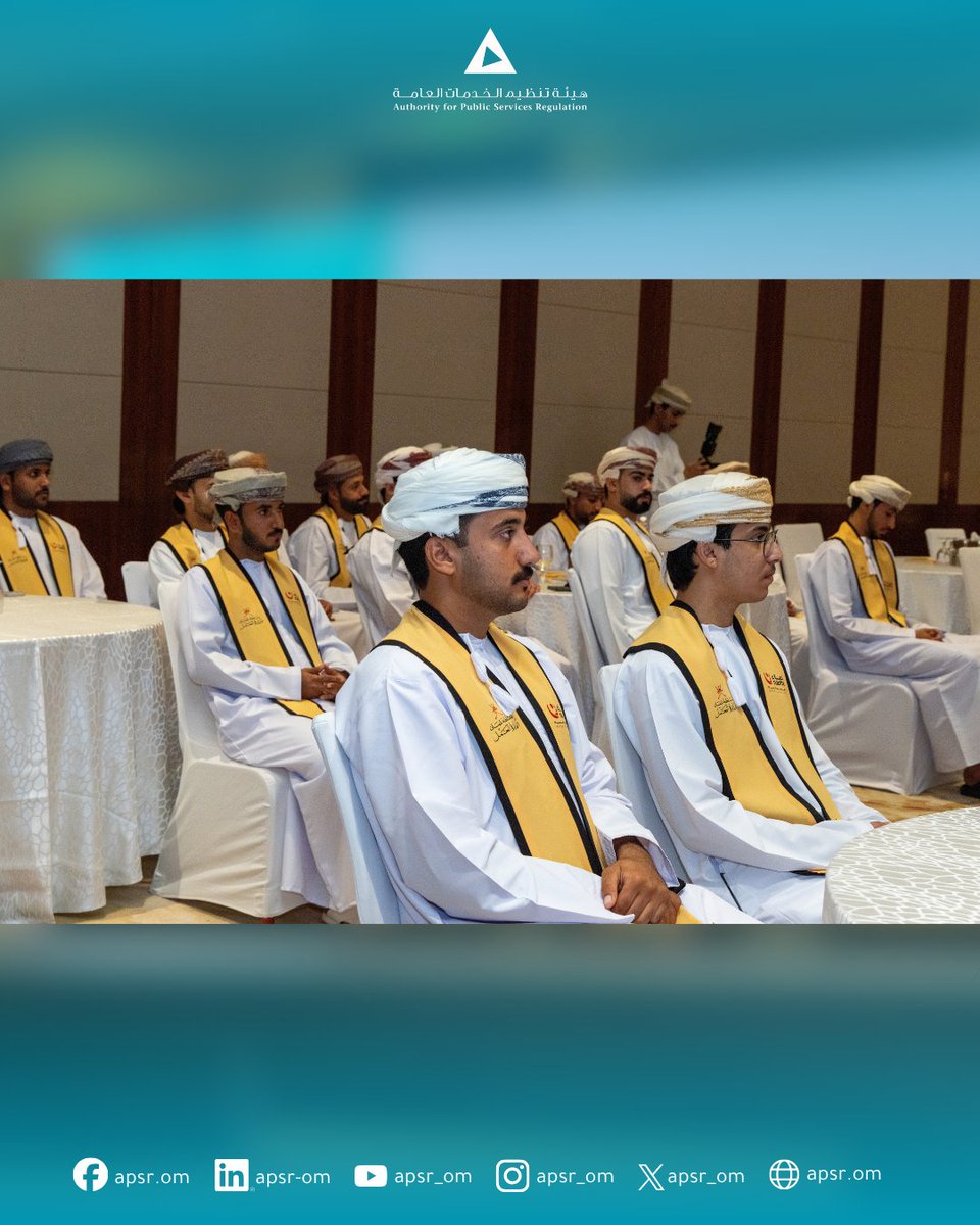 يجلس عدد من المشاركين في قاعة مخصصة لفعالية حول طاولات مستديرة ويتابعون باهتمام ما يجري أمامهم خارج إطار المشهد.