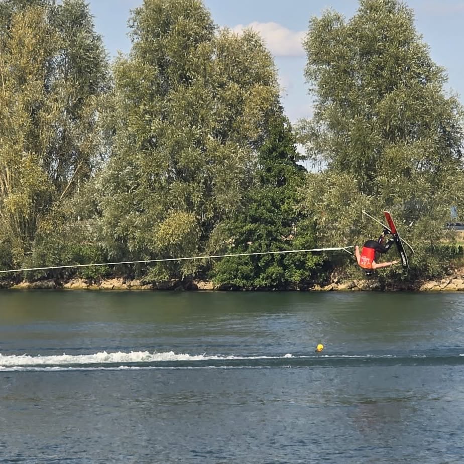 patricemartin12's tweet photo. #EuropeanShowSkiTrophy
Great event with 30 skiers that show the potential for the futur with in addition a team competition
The Waterski Show it’s like « @holidayonice  » on water !
#IWWF #IWWFEurope #Waterski #Show #ShowSki #Europe #Development 2/2 https://t.co/Zb6MzqkMn2