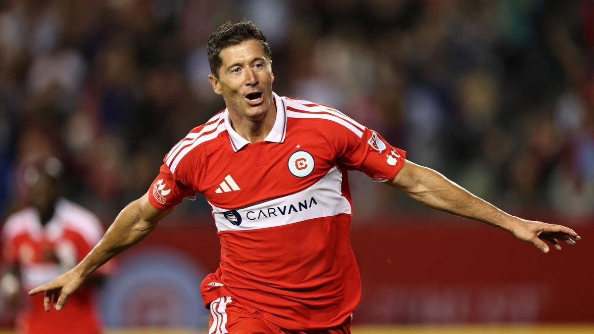 Lavozgalactica's tweet photo. Podréis decir muchas cosas de Estados Unidos, pero tiene la mejor sanidad del mundo. 

Han conseguido que Lewandowski no lleve vendas en la mano. https://t.co/DLKtGyEvxw