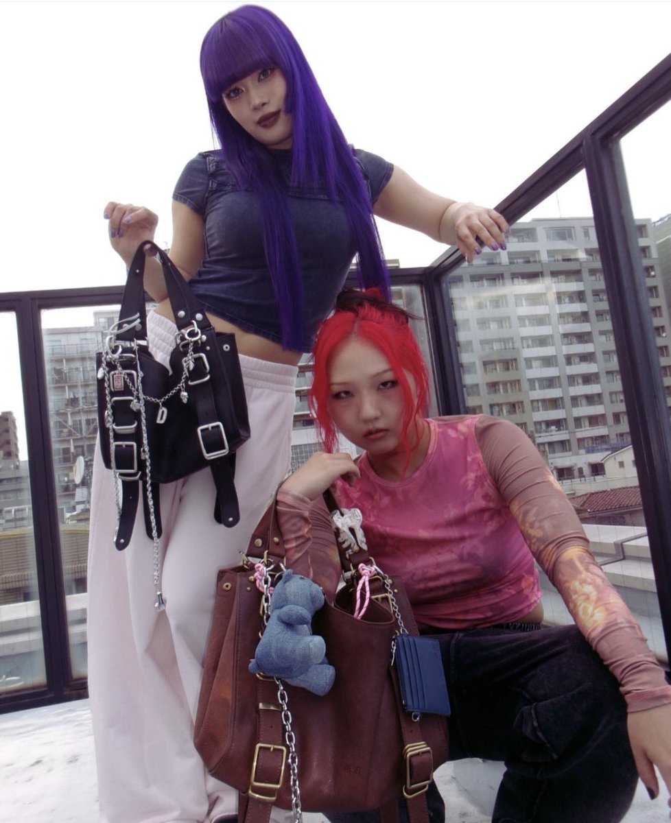 mayodrrum's tweet photo. ねえ心臓に悪いからやめて（チカナオ本当にありがとう）
しかも前の髪色なのとても懐かしい❤️💜
 #HANA  #CHIKA  #NAOKO https://t.co/KQayENWong