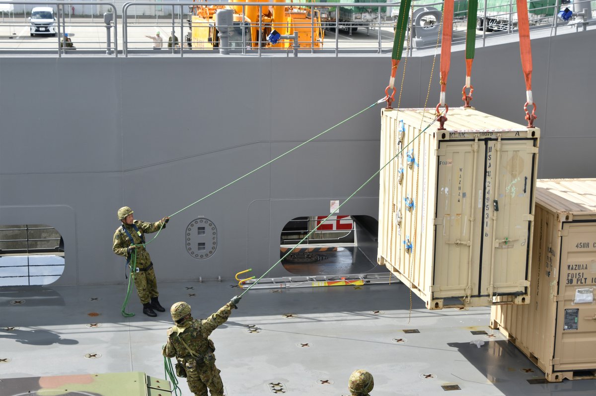 JGSDF_pr's tweet photo. 🇯🇵🇺🇸🇦🇺#陸上自衛隊 は、９月８日以降、令和８年度米豪陸軍との実動訓練「#オリエント・シールド２６」（#OS26）を実施中です。
９月１４日、海上輸送群の艦艇が北海道の苫小牧港及び釧路港に��着し、米陸軍車両及び装備を揚陸・搬出しました。引き続き演習場への展開、戦闘訓練等の準備を行います。 https://t.co/YRcGS9hHLU