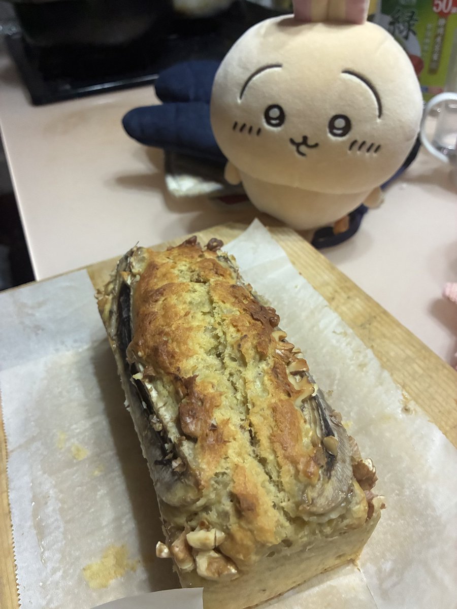 0_0dotto's tweet photo. 狙われてる
(バナナパウンドケーキ) https://t.co/l0YhQ0F9jr