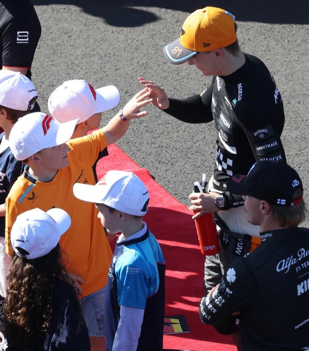 hOP81ngforwdc's tweet photo. oscar was a grid kid in 2015 and when he became an F1 driver in 2023, he met a grid kid named oscar as well. it was such a cute coincidence 🥹💛

oscar ig: 2015 ausgp grid kid meets 2023 AusGP grid kid who also happens to be called... oscar! was great to meet you

 #thrOPback https://t.co/lVxQKqEJLP