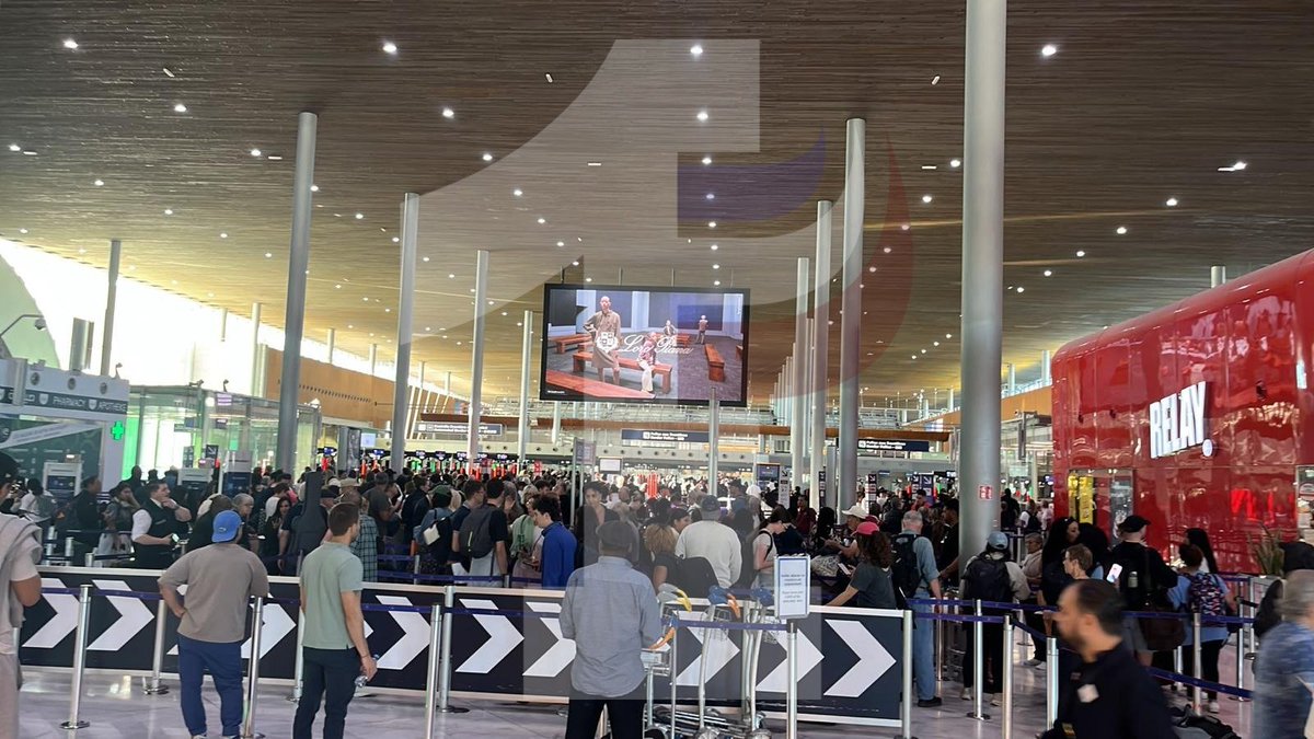 UN1TE_policenat's tweet photo. ILS NE NOUS ENTENDENT PAS ?
LE TERRAIN, LUI, SE FAIT ENTENDRE.
📍 Roissy
⏳ Des files qui s’allongent
✈️ Des aérogares fortement impactées
Le mépris a un prix.
La mobilisation continue.
#UN1TÉ #policiersencolere https://t.co/EGUYbtbHPJ