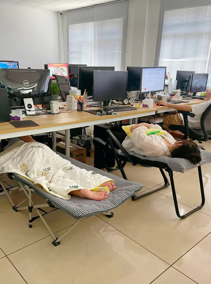 TimmyLeforw9ba's tweet photo. Lunch break spent staring at the ceiling instead of staring at the work to-do list https://t.co/9OhEtpZ7Rs