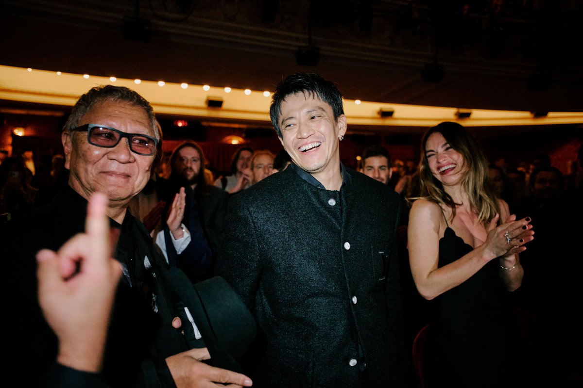 blt_movie_jp's tweet photo. ◥◣ワールドプレミア◢◤
⠀@第51回トロント国際映画祭🎥
⠀
#三池崇史 監督、
#小栗旬 さん、
#リリー・ジェームズ さん、
#間宮祥太朗 さんが登場！！
⠀
ついに世界初上映！興奮と熱狂のスタンディングオベーション！
“世界のミイケ”最新作の圧倒的世界観にトロントが大熱狂！
⠀
詳細レポートはこちら👇
https://t.co/Mc59FYRDQW
⠀
『バッド・ルーテナント：トウキョウ』𝟏𝟎.𝟐𝟑 𝐅𝐫𝐢
#バッドルーテナントトウキョウ #NEON