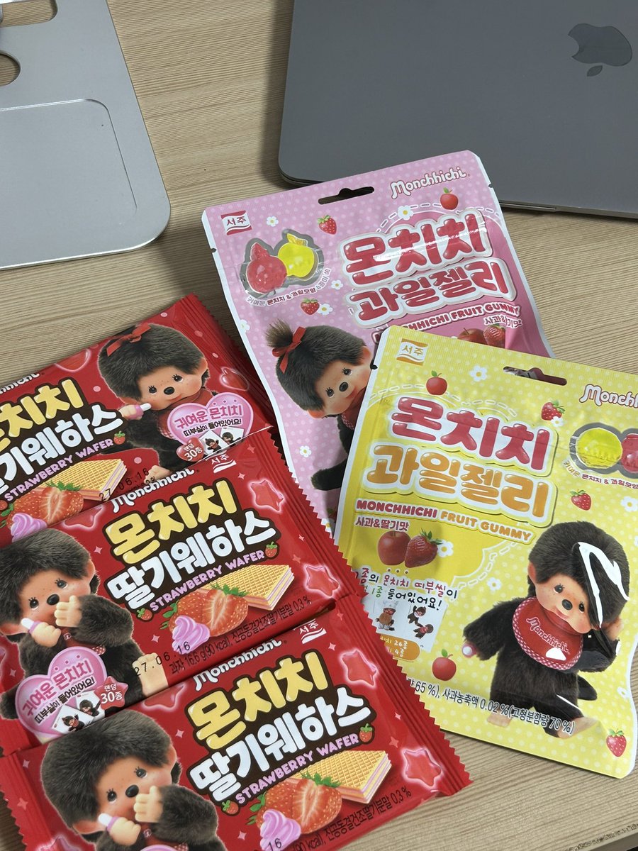 lululaife's tweet photo. 오사카 갔다가 몬치치러버돼서
몬치치 간식 잔뜩사왔슴ㅎ
이제 공부하기싫을 때마다
띠부씰 랜덤깡할거애요 https://t.co/k6EZBuzti1