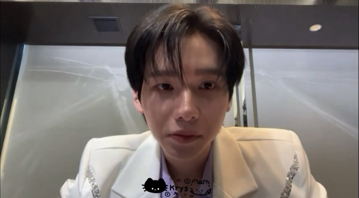 krysluves's tweet photo. ohm’s face when i told him that my coworker was flirting with me vs. his face when he found out how old the coworker was LMAOOOOO https://t.co/F0c7qw1WvD