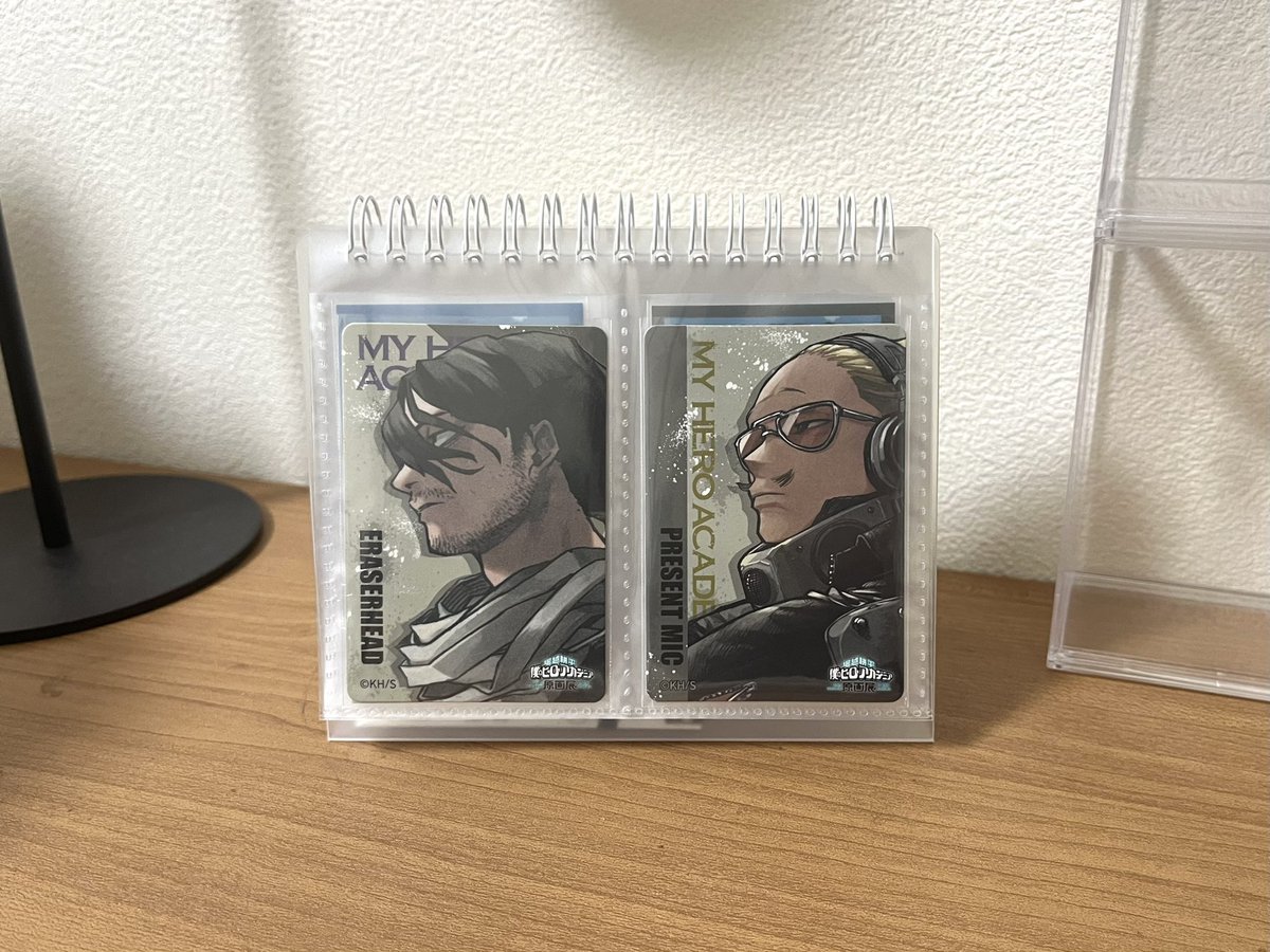 daimxxo's tweet photo. Seriaでめくれるフォトスタンドというのを買ってみました！

相澤先生とマイクのカードやマグネットが並べて飾れて気に入ってます☺️
個人的に原画展のマグネットステッカー大好きだけど飾り方悩んでたからすごく嬉しい✨

机の上に飾ってみたけど、ずっと見ちゃいます👀 https://t.co/qNKcpid16Q