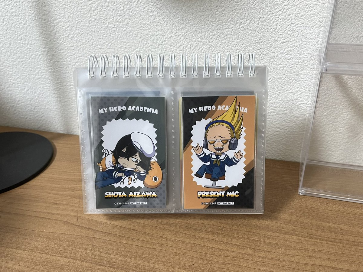 daimxxo's tweet photo. Seriaでめくれるフォトスタンドというのを買ってみました！

相澤先生とマイクのカードやマグネットが並べて飾れて気に入ってます☺️
個人的に原画展のマグネットステッカー大好きだけど飾り方悩んでたからすごく嬉しい✨

机の上に飾ってみたけど、ずっと見ちゃいます👀 https://t.co/qNKcpid16Q