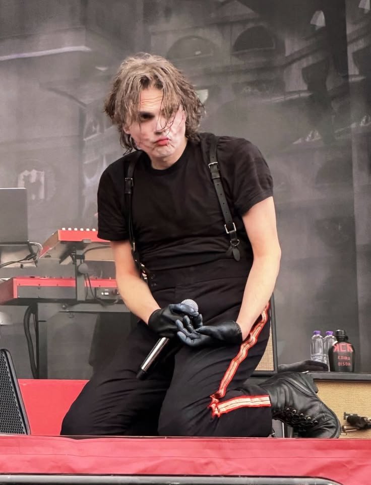 cirrus__cumulus's tweet photo. Sometimes I remember that Gerard Way is older than Tobias Forge and I get really confused https://t.co/B3MoWC3GJj