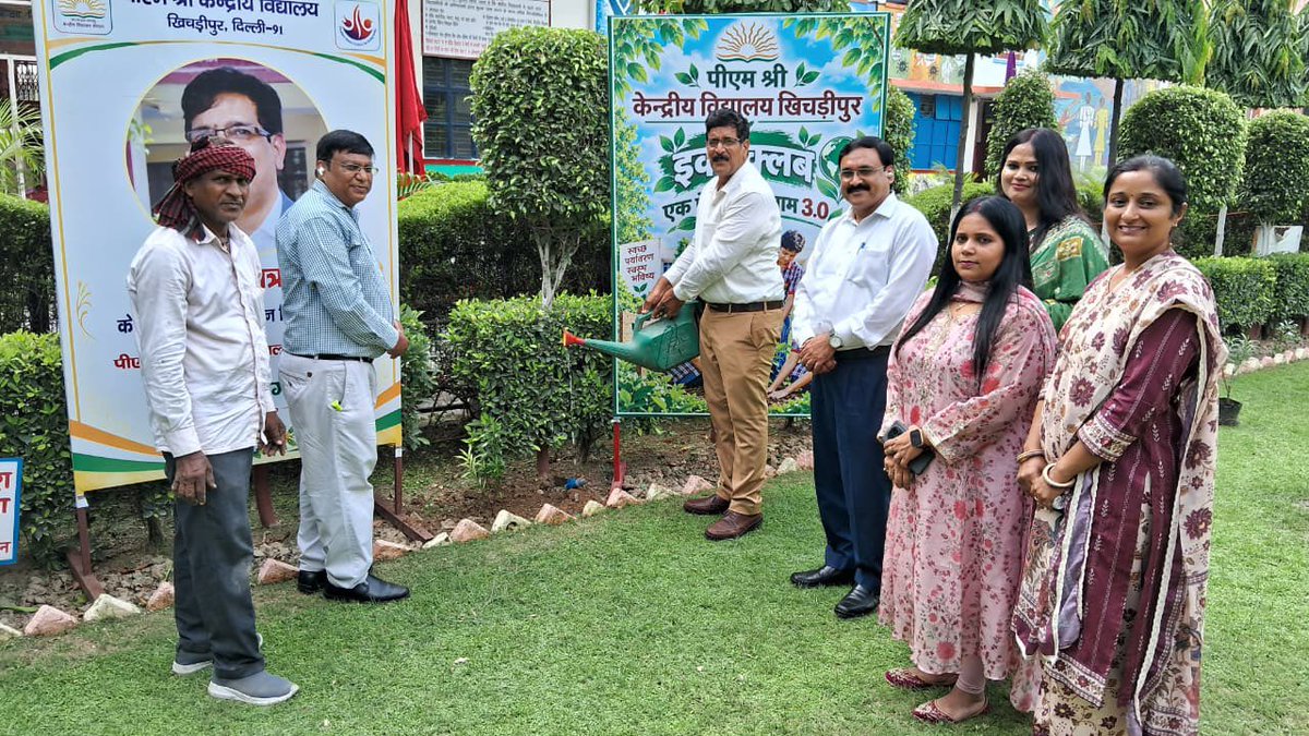 kvs_ro's tweet photo. Shri Varun Mitra, Deputy Commissioner, KVS Delhi Region, visited PM SHRI KV Khichripur and interacted with students and teachers. His valuable guidance encouraged active learning, improved outcomes and holistic development. https://t.co/SnzV7iZizG