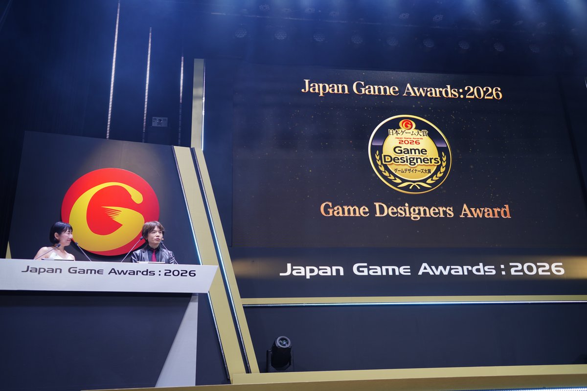 CoRRiENTE_top's tweet photo. 日本ゲーム大賞の「ゲームデザイナーズ大賞」が、今回をもって終了することになりました。

16年間にわたって同賞を取りまとめてきた桜井政博さんは、終了の理由について「私の代わりがいなかったんですね。本当にただそれだけです」と説明。独創的なゲームデザインを評価する審査員を集め、取りまとめ、さらに受賞作のプレゼンテーションまで担当する役割を引き継げる人を何年か探したものの、見つけられなかったと明かしました。

一方で、ゲームデザイナーズ大賞には「独創性」という、人気投票になりがちなゲーム大賞とは異なる評価軸を示す価値があったと振り返ります。ただ、桜井さんは「独創性ってあんまり売上に影響がないんですね」とも率直にコメント。

たとえば、コンビニで新しい飲み物が出るたびに、片っ端から試す人はそれほど多くない。慣れれば慣れるほど定番に近づき、「自分の好みの味」「期待通りの味」を求めるようになる。

新しいものや独創性を失った業界は、ゆっくりと衰退してしまう。これまで新しい発明や新しい喜びを開拓してきた人たちがいたからこそ、現在のゲーム業界が成り立っている、と桜井さんは話します。

ゲームデザイナーズ大賞はいったん幕を閉じますが、最後に桜井さんは「新しさや独創性、その作品にしかないもの」にこれからも目を向けてほしいと呼びかけました。