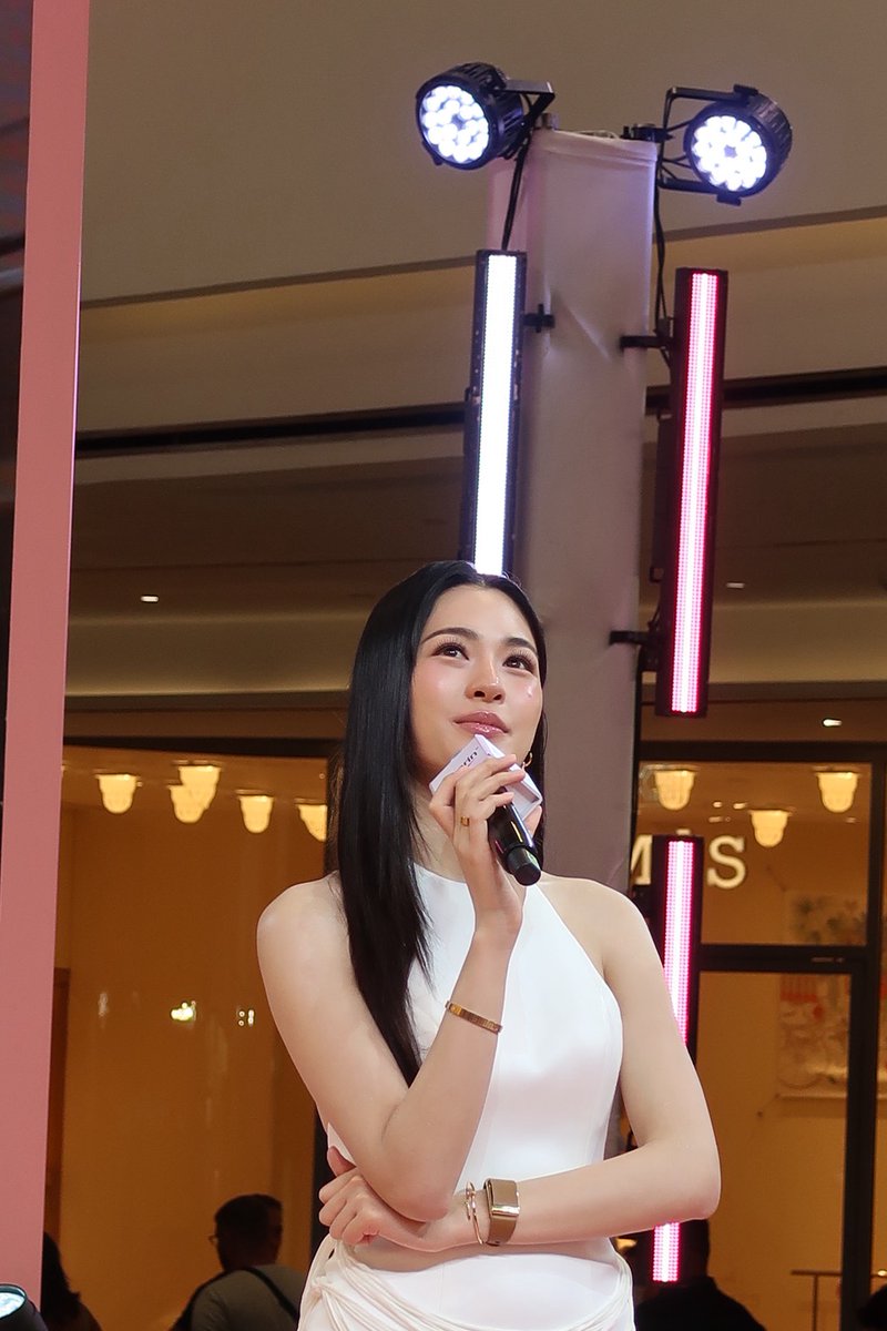 EucerinThailand's tweet photo. มุมไหนก็สวยจึ้ง! ✨😭 ช็อต หม่าม้าหลิง เสยผมจับไมค์พูดบนเวที ออร่าความไบร์ทกระจายทั่ว PARAGON งานผิวเนียนเป๊ะสมเป็นตัวแม่ EUCERIN มากกก 💖✨

#EucerinNO1BrighteningCelebrationXLingLing #EucerinSpotlessxLingLing #EucerinThailand https://t.co/hTCt1m1sG2