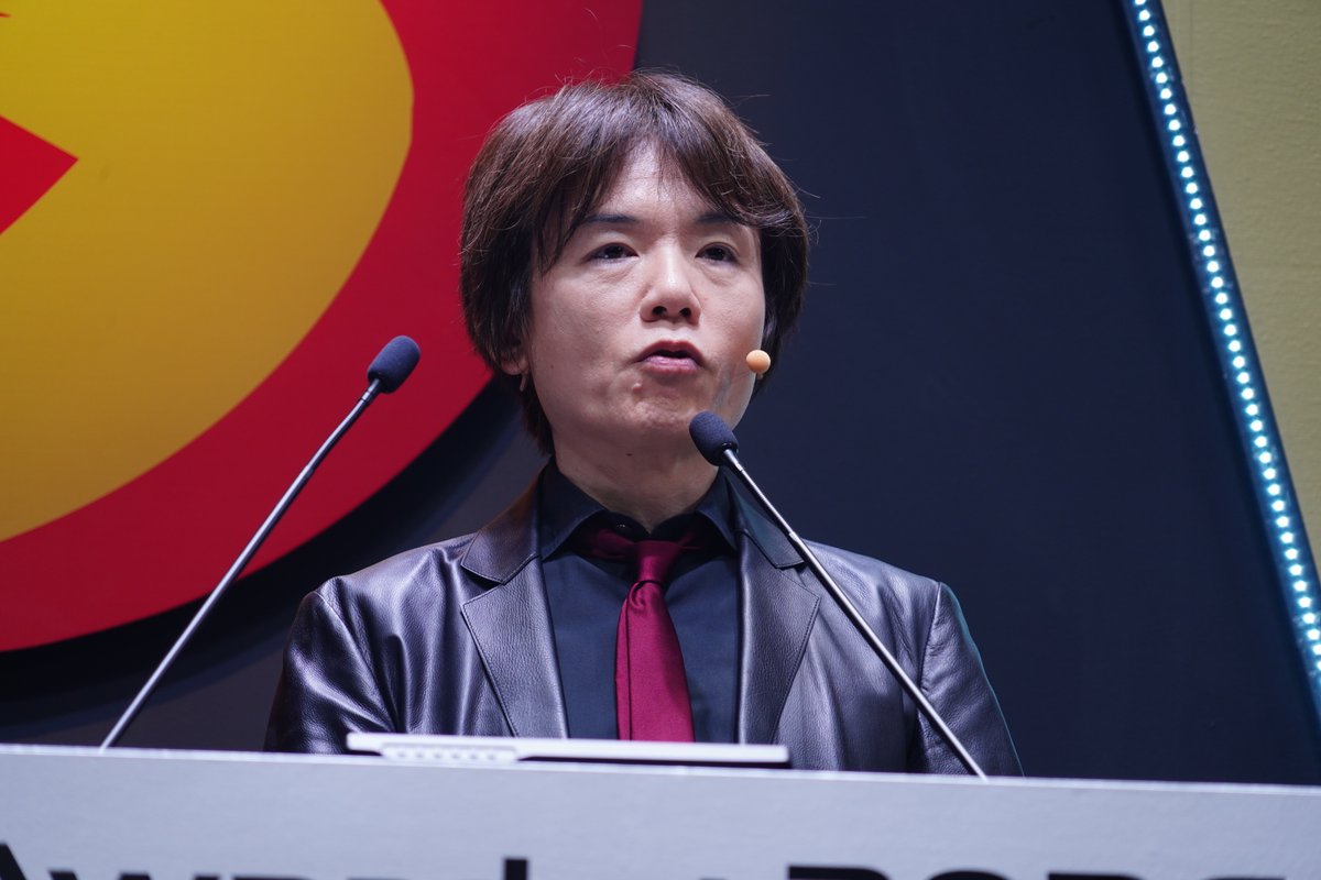 CoRRiENTE_top's tweet photo. 日本ゲーム大賞の「ゲームデザイナーズ大賞」が、今回をもって終了することになりました。

16年間にわたって同賞を取りまとめてきた桜井政博さんは、終了の理由について「私の代わりがいなかったんですね。本当にただそれだけです」と説明。独創的なゲームデザインを評価する審査員を集め、取りまとめ、さらに受賞作のプレゼンテーションまで担当する役割を引き継げる人を何年か探したものの、見つけられなかったと明かしました。

一方で、ゲームデザイナーズ大賞には「独創性」という、人気投票になりがちなゲーム大賞とは異なる評価軸を示す価値があったと振り返ります。ただ、桜井さんは「独創性ってあんまり売上に影響がないんですね」とも率直にコメント。

たとえば、コンビニで新しい飲み物が出るたびに、片っ端から試す人はそれほど多くない。慣れれば慣れるほど定番に近づき、「自分の好みの味」「期待通りの味」を求めるようになる。

新しいものや独創性を失った業界は、ゆっくりと衰退してしまう。これまで新しい発明や新しい喜びを開拓してきた人たちがいたからこそ、現在のゲーム業界が成り立っている、と桜井さんは話します。

ゲームデザイナーズ大賞はいったん幕を閉じますが、最後に桜井さんは「新しさや独創性、その作品にしかないもの」にこれからも目を向けてほしいと呼びかけました。