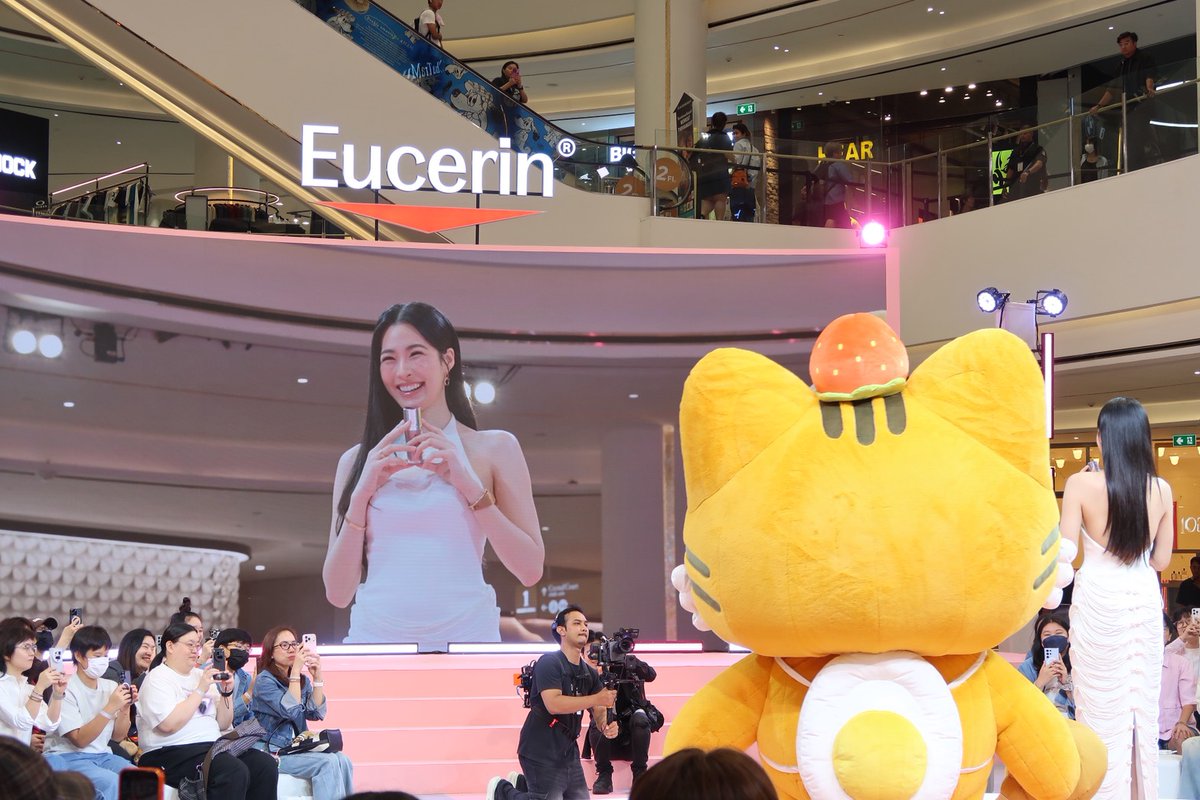 EucerinThailand's tweet photo. มุมไหนก็สวยจึ้ง! ✨😭 ช็อต หม่าม้าหลิง เสยผมจับไมค์พูดบนเวที ออร่าความไบร์ทกระจายทั่ว PARAGON งานผิวเนียนเป๊ะสมเป็นตัวแม่ EUCERIN มากกก 💖✨

#EucerinNO1BrighteningCelebrationXLingLing #EucerinSpotlessxLingLing #EucerinThailand https://t.co/hTCt1m1sG2