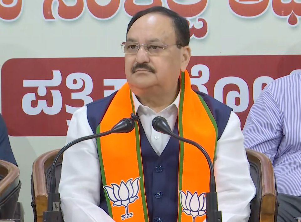 BJP4India's tweet photo. 17 तारीख को हम सेवा दिवस मनाएंगे। इसके तहत स्वच्छता से लेकर रक्तदान शिविर, हेल्थ कैंप तक, हर तरीके से सेवा करने का काम हमारे करोड़ों कार्यकर्ता करने वाले हैं। 

इसके साथ ही इसी दिन शाम को 7 बजे मोदी जी को चाहने वाले करोड़ों लोग 'आशीर्वाद का दीया' भी जलाएंगे। 

ये एक-एक दीया मोदी जी के दीर्घायु होने, स्वस्थ रहने और लंबे समय तक सेवा करने की कामना के साथ जलाया जाएगा।

- श्री @JPNadda

#SevaSankalpAbhiyan
