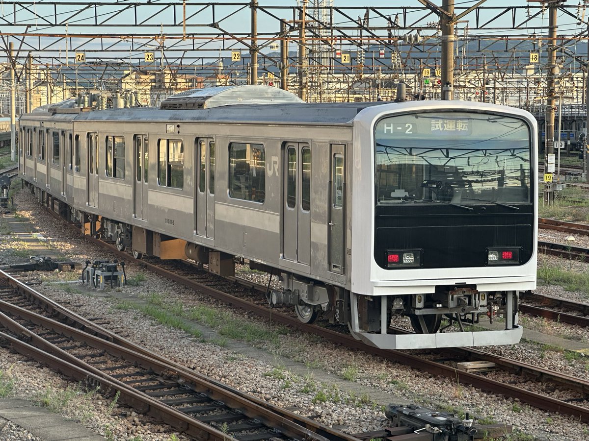 uTUEaaLFvm44187's tweet photo. 今日は、501系Hー2編成(2本目)が南福岡に来たということで、撮りに行きました!まさかのH1の線路に入って縦列駐車しています。 #501系 #E501 https://t.co/oODxtYqIUf