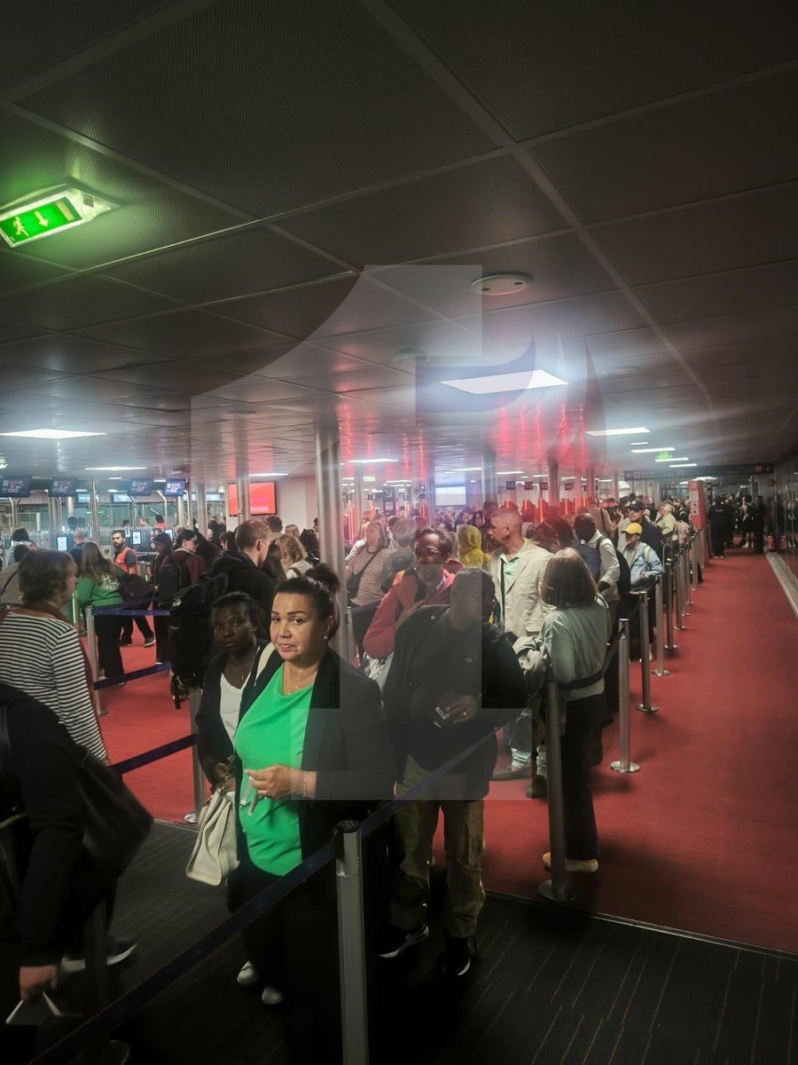UN1TE_policenat's tweet photo. ILS NE NOUS ENTENDENT PAS ?
LE TERRAIN, LUI, SE FAIT ENTENDRE.
📍 Roissy
⏳ Des files qui s’allongent
✈️ Des aérogares fortement impactées
Le mépris a un prix.
La mobilisation continue.
#UN1TÉ #policiersencolere https://t.co/EGUYbtbHPJ