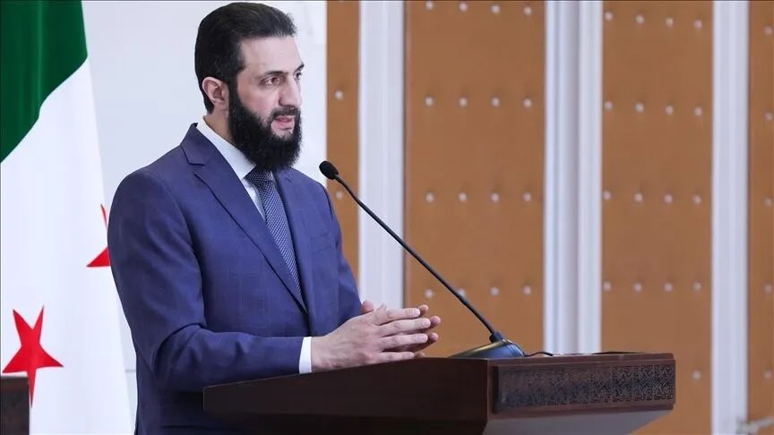 mahfildijital's tweet photo. 🔴 “Sosyalizme benzer bir sistemden serbest ekonomiye geçiyoruz.”

Suriye Devlet Başkanı Ahmed Şara:

Bugün bir dönüşüm aşamasından geçiyoruz.

Sosyalizme benzer bir sistemden, bürokrasi ve yolsuzluk içeren bir sistemden, özgürleşmiş bir sisteme, özel sektöre ve serbest ekonomiye destek veren bir sisteme doğru bir dönüşüm.