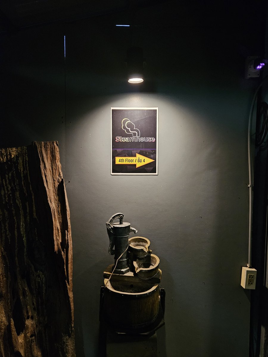 Stechbeth's tweet photo. มาหลบฝน @SteamHouseSauna https://t.co/2TEgpSNXP6