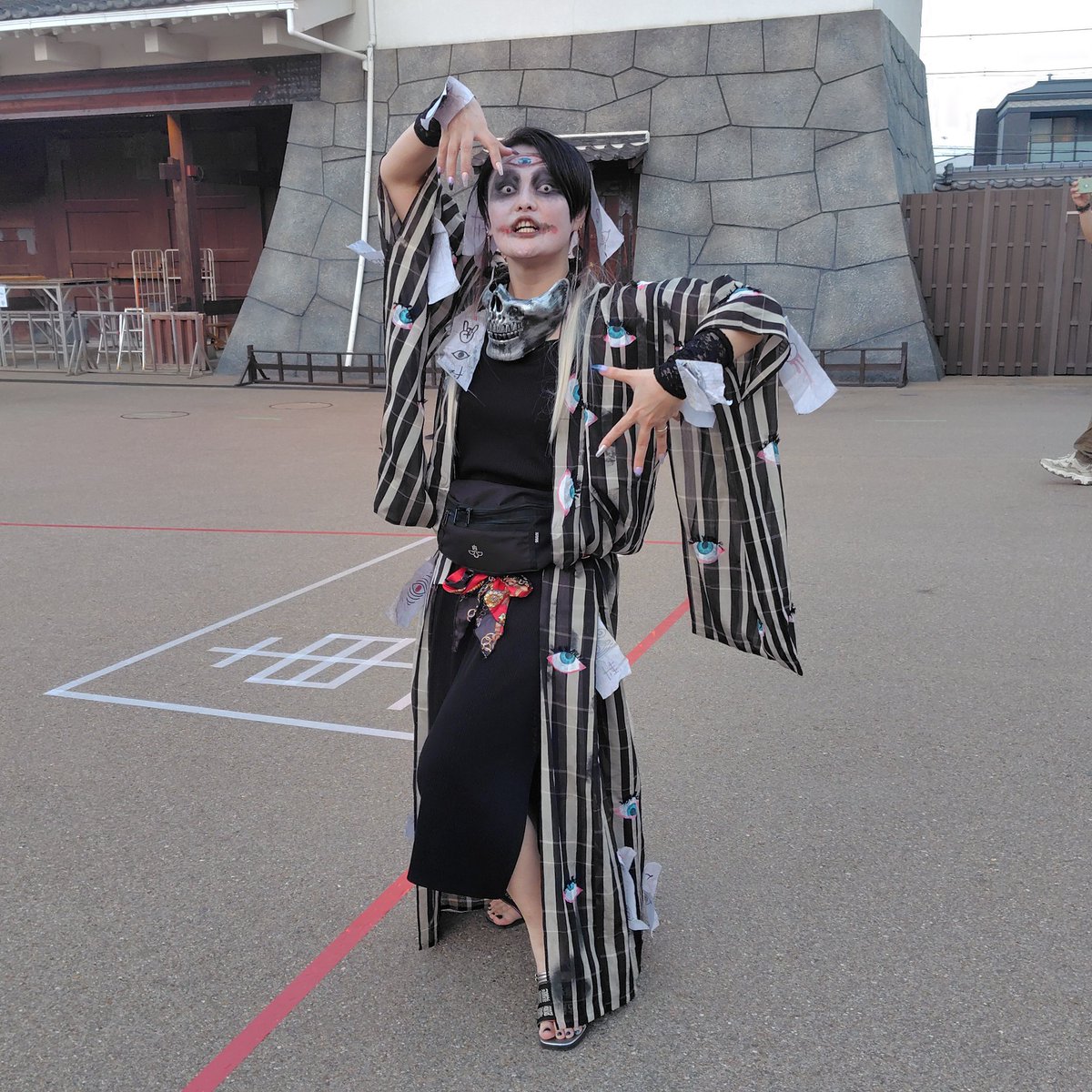 HKT48_POKE_GO's tweet photo. 🟫怪々YOKAI祭2026 初日　その１４

一本歯下駄でありながら片足立ちポーズをキメてくれる烏天狗さんと、
絶叫のような表情の目沢山の妖怪さん

🐦‍⬛👺：風晴 様 (@kazaharu_karasu) 

👁️😱：まりぽすか 様 (@Amarisome)

--2026/09/12--
#太秦映画村 #怪々YOKAI祭 #百鬼夜行 #うずまさ百鬼夜行 #KYOTOYOKAIFESTIVAL #妖怪 #妖装