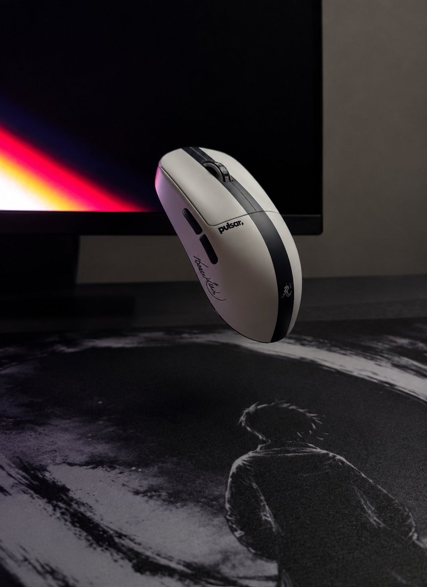 bugamimo's tweet photo. Pulsar x2 cr medium, 
Bruce Lee edition is just so peek #desksetup https://t.co/KuP7j2ATSy
