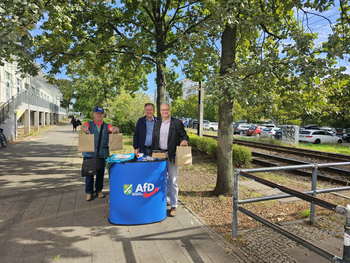 AfDLindemann's tweet photo. Heute Infostand in #Marzahn. Herzlichen Dank @sebastian_maack für Deine Unterstützung. https://t.co/xjyCr1hfy8