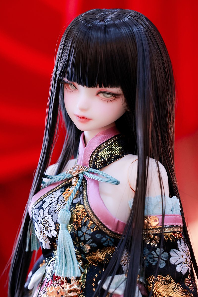 DOLKSTATION's tweet photo. 【DOLK×XAGA DOLL】
BAD・BAD・BAD ──悪そうな子はみんなトモダチ。
青禾が、待望のコラボ限定ドールとして初登場！

人気ディーラー『Machi』によるドレスBAD・BADが、青禾限定サイズでふたたび。限定メイクはNuit氏が、クールビューティを極めた美貌を表現しています。