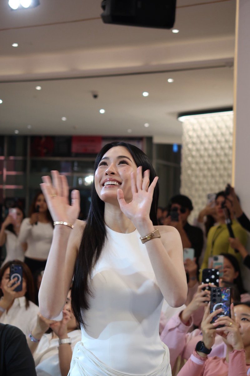 TrendLingTH's tweet photo. 🎁นุพร้อมเป็นเด่กพี่แล้วค่ะ🫣🫣🫣

EUCERIN SPOTLESS WITH LINGLING
#EucerinNO1BrighteningCelebrationXLingLing
@linglingsirilak #Linglingkwong‌ 
@EucerinThailand https://t.co/rA3C9Hqwuy
