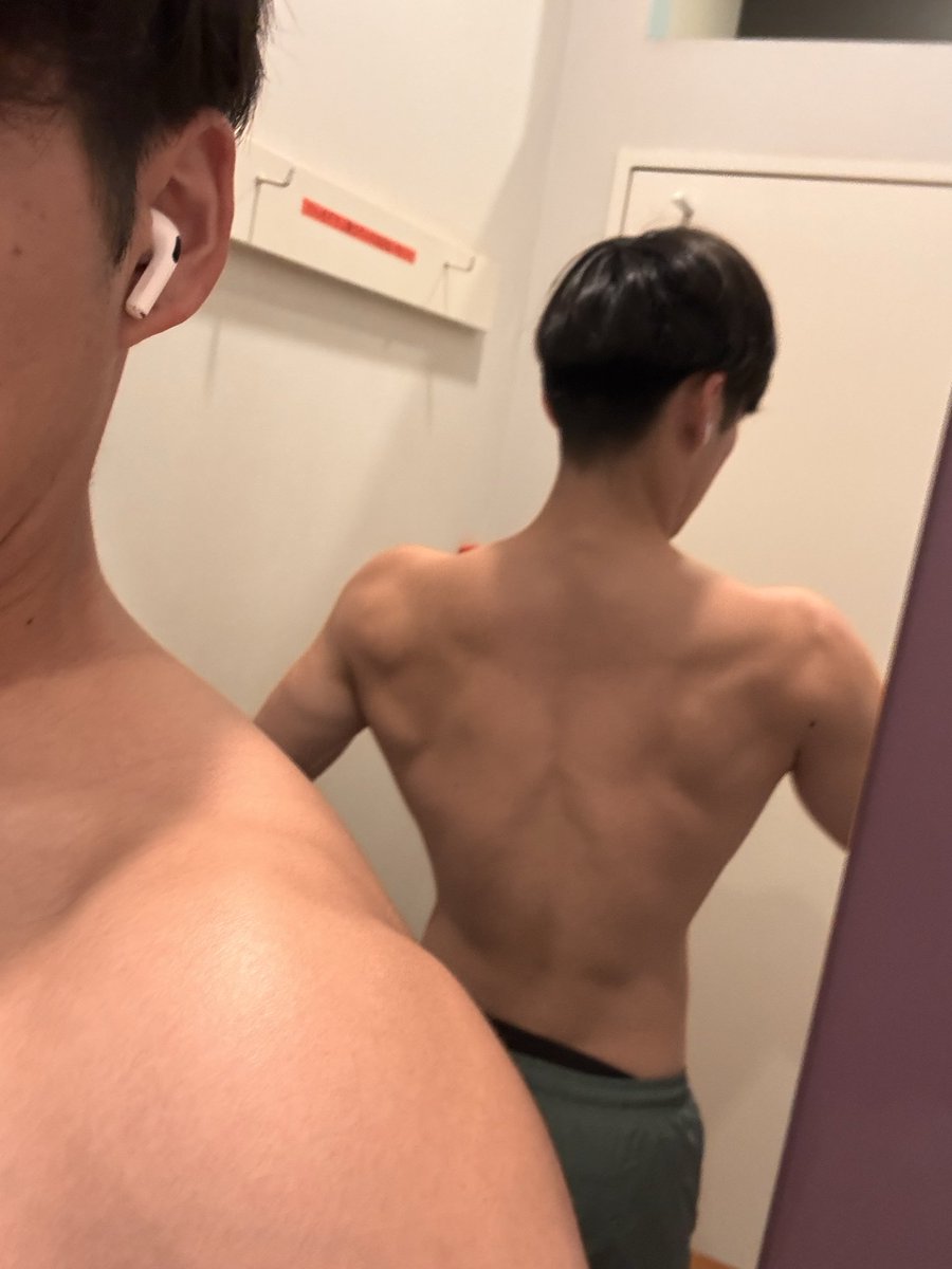 datsushoshaman's tweet photo. 9/15
背中とチキンの日
出張続きでもエニータイムは友達
逆三角形▼商社マンになります
刈り上げ伸びてるから商社マン失格
#筋トレ
#商社
#男磨き https://t.co/nlDIUNouSx