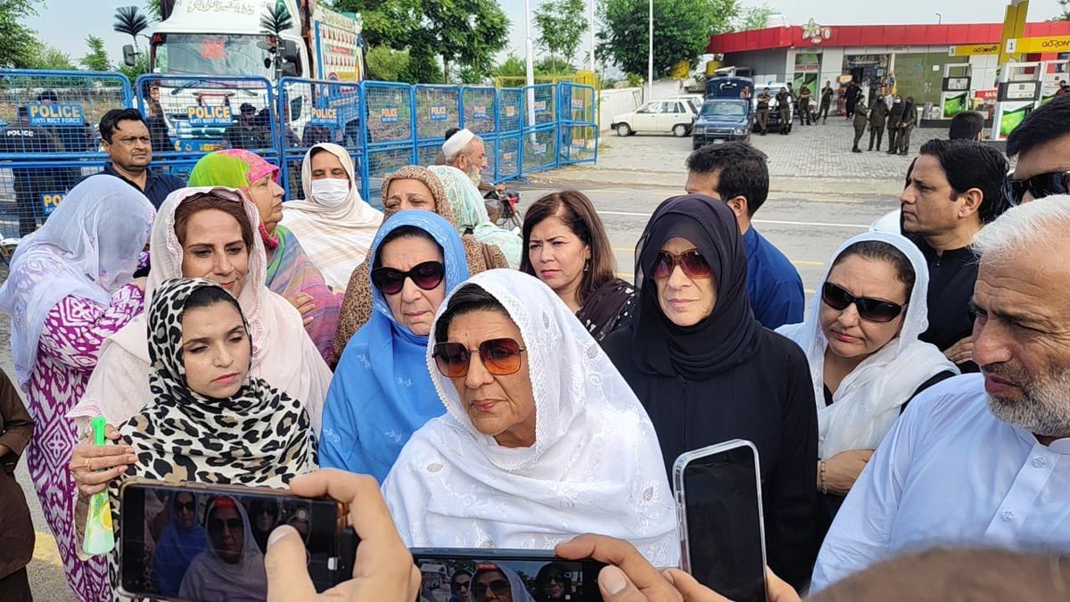 ImranRiaz__Fan's tweet photo. اہم ترین 🚨
علیمہ خان اپنی  بہنیں کے ساتھ اڈیالہ جیل پہنچ گئی ہیں، سوشل میڈیا بھرپور کوریج دیں https://t.co/IwluaEf7lk