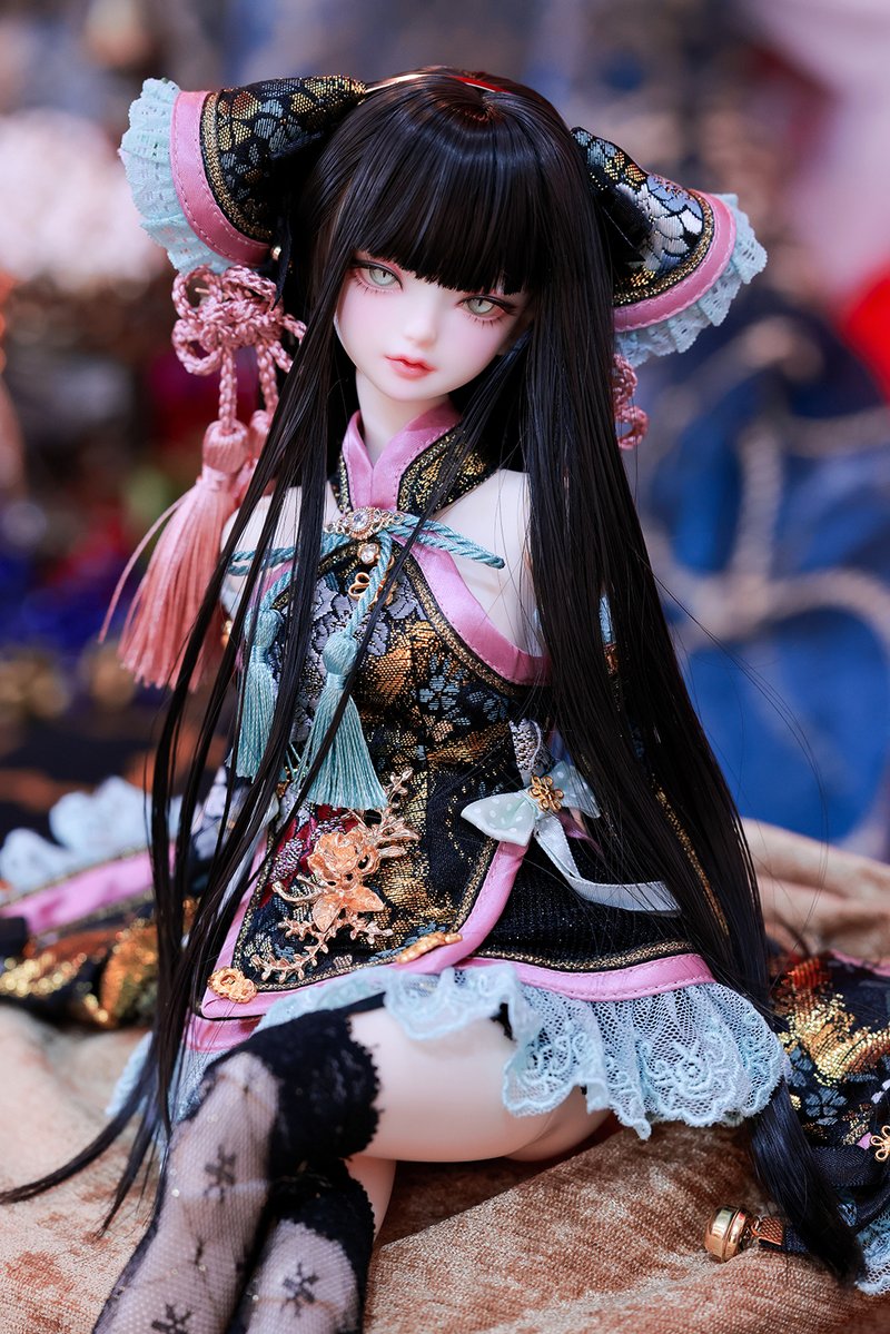 DOLKSTATION's tweet photo. 【DOLK×XAGA DOLL】
BAD・BAD・BAD ──悪そうな子はみんなトモダチ。
青禾が、待望のコラボ限定ドールとして初登場！

人気ディーラー『Machi』によるドレスBAD・BADが、青禾限定サイズでふたたび。限定メイクはNuit氏が、クールビューティを極めた美貌を表現しています。