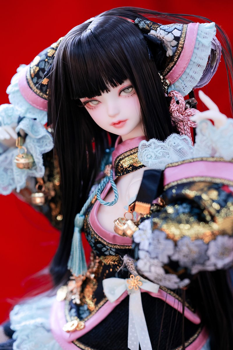 DOLKSTATION's tweet photo. 【DOLK×XAGA DOLL】
BAD・BAD・BAD ──悪そうな子はみんなトモダチ。
青禾が、待望のコラボ限定ドールとして初登場！

人気ディーラー『Machi』によるドレスBAD・BADが、青禾限定サイズでふたたび。限定メイクはNuit氏が、クールビューティを極めた美貌を表現しています。