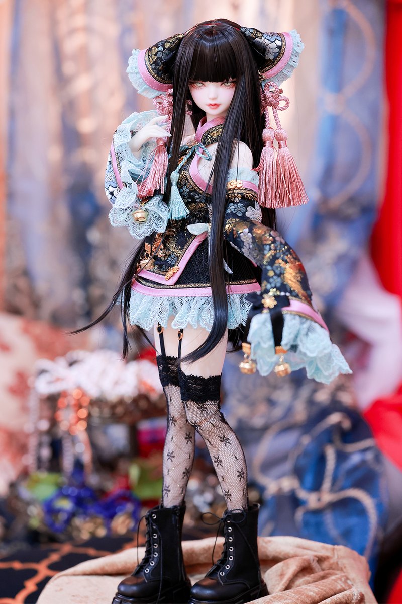 DOLKSTATION's tweet photo. 【DOLK×XAGA DOLL】
BAD・BAD・BAD ──悪そうな子はみんなトモダチ。
青禾が、待望のコラボ限定ドールとして初登場！

人気ディーラー『Machi』によるドレスBAD・BADが、青禾限定サイズでふたたび。限定メイクはNuit氏が、クールビューティを極めた美貌を表現しています。