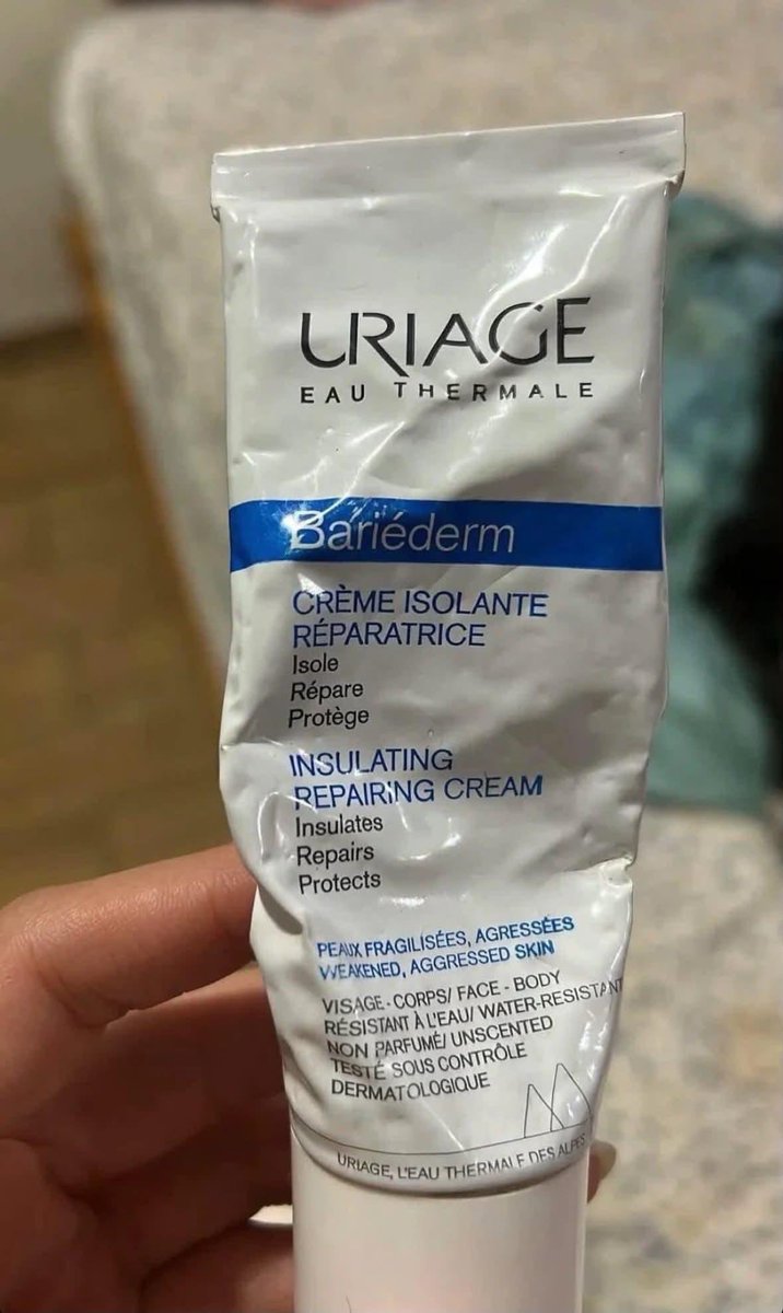 rainyychaa's tweet photo. yang punya bibir two tone cobain ini deh😭🫶

iseng nyobain lip care ini sebulan, bagian gelap di pinggir bibir pelan" warnanya mulai rata https://t.co/cqV1hUwf1l