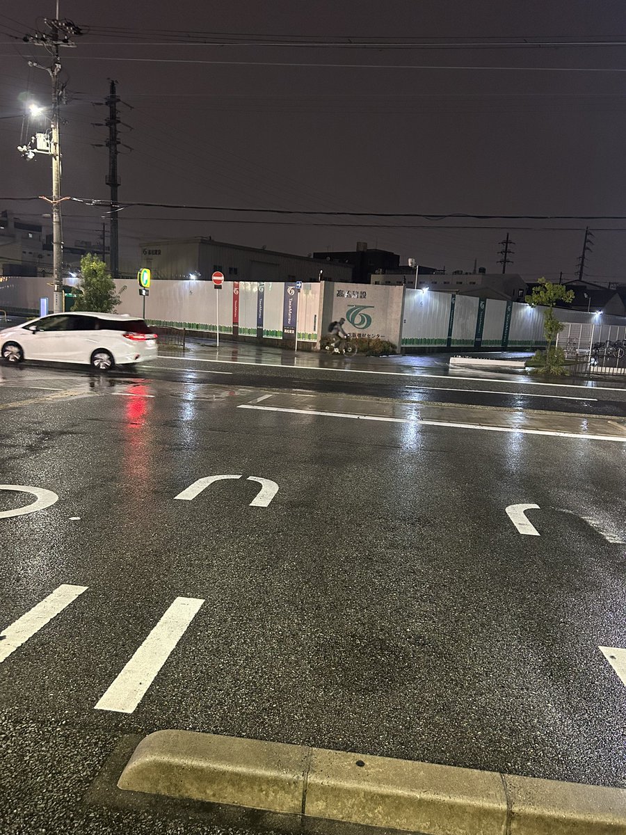 ryumarukun1224's tweet photo. 雨えぐいて
バイクなんですけど
デリバリーなんですけど https://t.co/VSu3uuRtj9