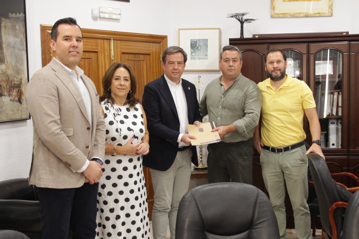 AytoLucena's tweet photo. Firmamos el convenio de colaboración con la Peña Amigos de los Magos, con la vista puesta ya en una nueva Cabalgata de la Ilusión.

Este año, la aportación municipal sube hasta los 50.000 euros para que nuestta cabalgata siga creciendo como una de las más especiales de Andalucía. https://t.co/XBJe2no9Cu