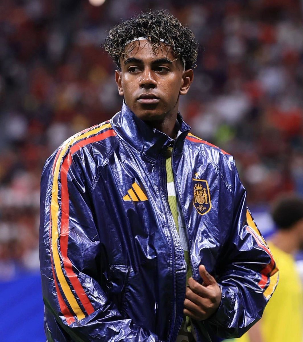 TouchlineX's tweet photo. 🚨 𝗡𝗘𝗪: French football journalist and RMC pundit Walid Acherchour believes Lamine Yamal is using a clever strategy in the Ballon d’Or race: turning it into a DIRECT battle between himself and Kylian Mbappé.

🗣️ “Lamine Yamal has understood EVERYTHING. He wants to make the Ballon d’Or debate about him and Kylian Mbappé.”

“He wants to take the PSG players and Harry Kane OUT of the debate.”

Acherchour believes Yamal knows that if the race becomes YAMAL vs MBAPPÉ, his La Liga performances, trophies, World Cup success and popularity could give him the advantage.

“He knows that Ousmane Dembélé and Harry Kane are DANGERS to him.”

“It’s very good communication from Lamine Yamal because he’s thinking: ‘If it’s me against Mbappé, I’m going to WIN the Ballon d’Or.’”

“That’s my opinion. I’m convinced of it.”