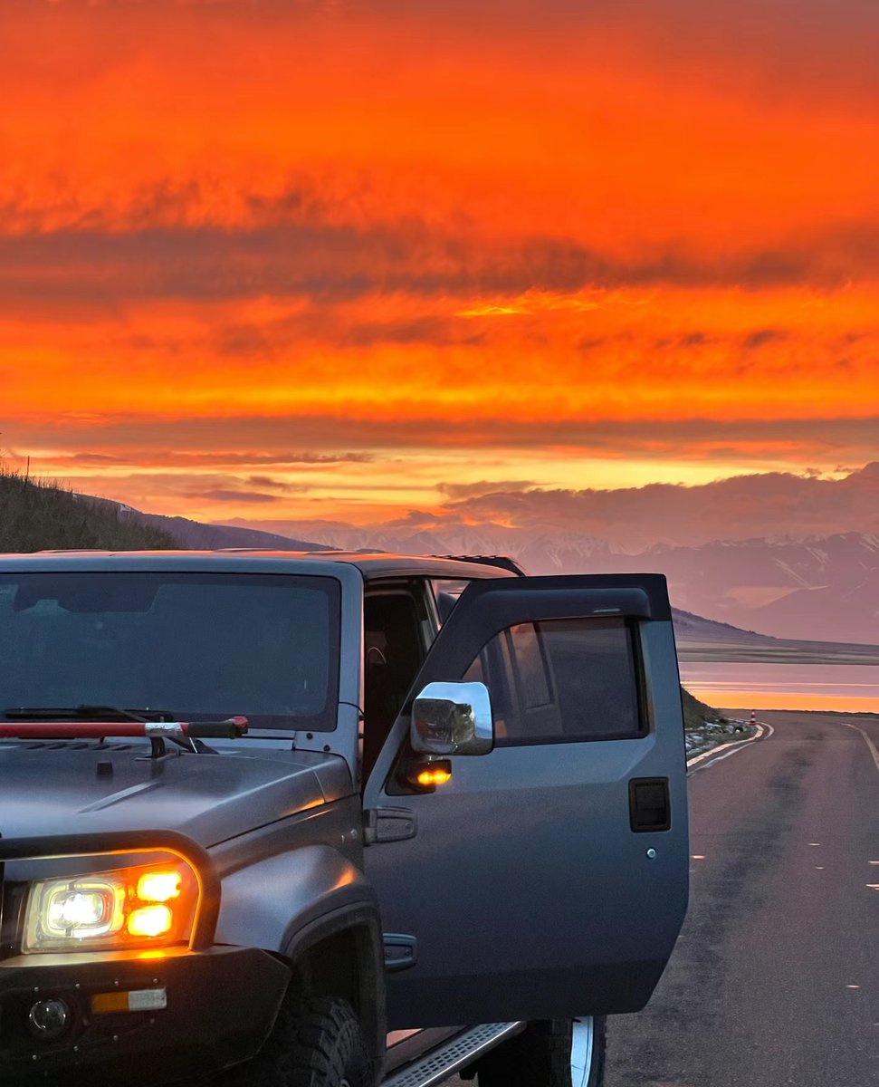 Lisi12345's tweet photo. Driving with this indie folk playlist on loop, windows down, golden hour light painting the road—music hits different when it’s exactly the vibe you need right now. https://t.co/6BC9LRc4rl