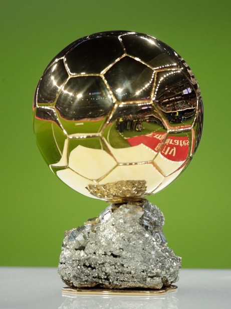 TouchlineX's tweet photo. 🚨 𝗡𝗘𝗪: French football journalist and RMC pundit Walid Acherchour believes Lamine Yamal is using a clever strategy in the Ballon d’Or race: turning it into a DIRECT battle between himself and Kylian Mbappé.

🗣️ “Lamine Yamal has understood EVERYTHING. He wants to make the Ballon d’Or debate about him and Kylian Mbappé.”

“He wants to take the PSG players and Harry Kane OUT of the debate.”

Acherchour believes Yamal knows that if the race becomes YAMAL vs MBAPPÉ, his La Liga performances, trophies, World Cup success and popularity could give him the advantage.

“He knows that Ousmane Dembélé and Harry Kane are DANGERS to him.”

“It’s very good communication from Lamine Yamal because he’s thinking: ‘If it’s me against Mbappé, I’m going to WIN the Ballon d’Or.’”

“That’s my opinion. I’m convinced of it.”