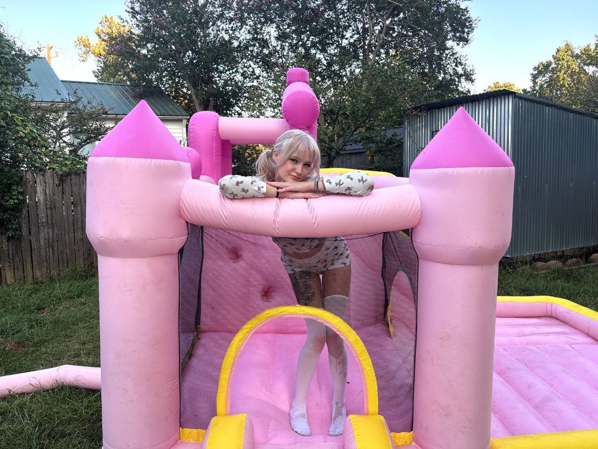 oliviaford30's tweet photo. making ur day bit more brighter with my smile https://t.co/5SSDBrM2LG