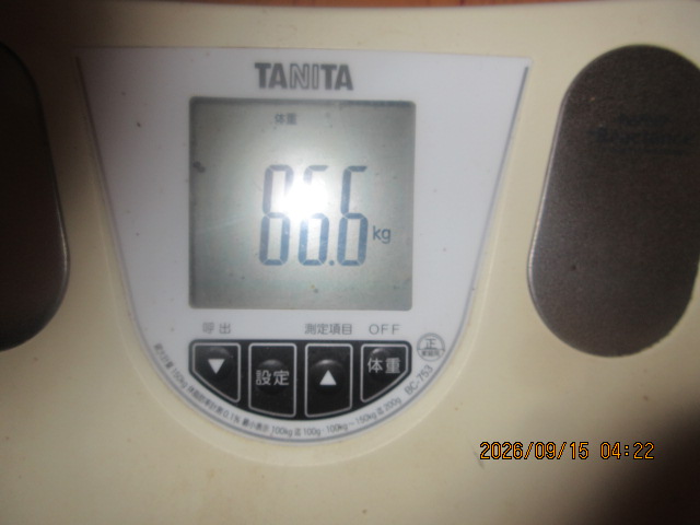 gemini_pf50's tweet photo. 86.6Kgです。4：22AMに起床してました。
体重がやや増えたのは夜中に食パン2枚食べたからだと思います。 https://t.co/keRmwA0dy3