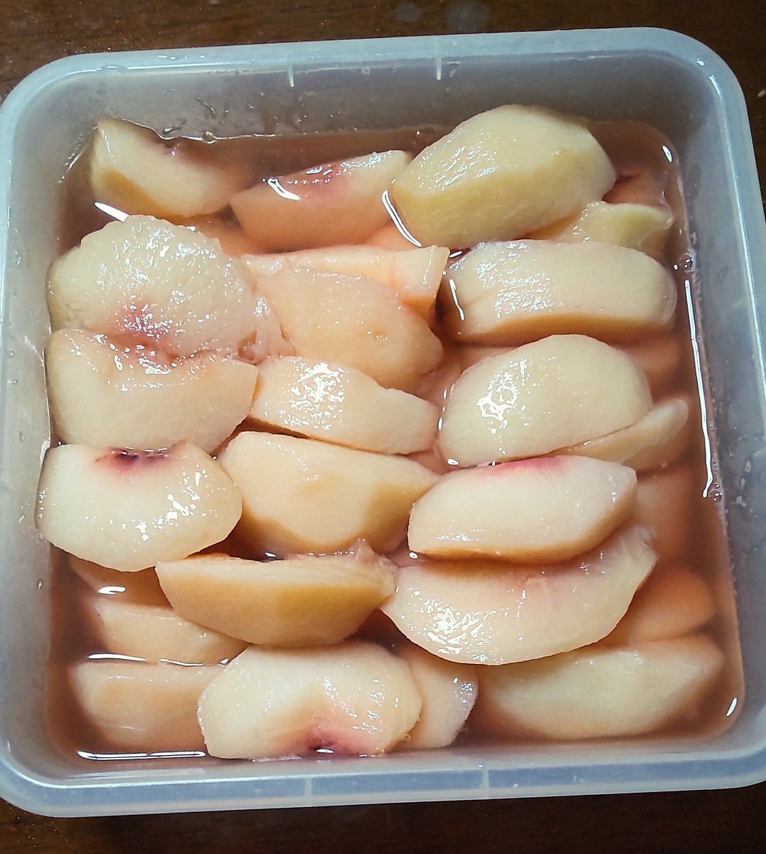 kmiakhshr's tweet photo. もて余していた桃(もちろん規格外)で長期保存用の瓶詰めとすぐ食べる用のコンポートを煮ていました🍑

切りながら生の桃食べて満足したから出来上がったコンポートの味見はしていないのです🤔

#いなかぐらし https://t.co/CIeYFJIA8Q