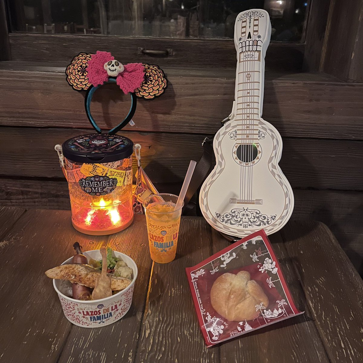 12maki05's tweet photo. ユカタン・ベースキャンプ・グリル
『シーフードサルサソースのライスボール』

今日はハロウィーンスニーク＆グッズ発売日ということでTDSへ🌋
始発で行ったから大雨も耐えたのに、死者の国ミゲルのSPなくて絶望だったけど、キャン拾い頑張って2回も会えました✨
ポプバも買わないつもりが…🌼笑 https://t.co/fhlEBvf96V