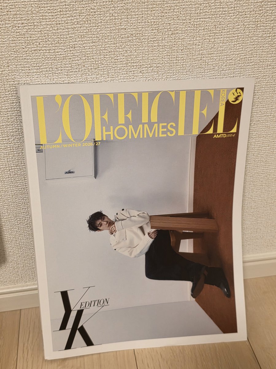 yunahpc649's tweet photo. とりあえず壁に立てかけてみた。写真は本当にどれもかっこいい。インタビューにて「チキンを食べながらアニメを見る瞬間は一番幸せ」との記載あり。数ページではあるけど、かなりの濃度のミンギを摂取できた気がする。 https://t.co/XVOcb1SXI8